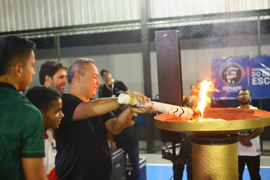 Prefeito Fred Campos acendendo tocha dos JELS (foto: divulgação)