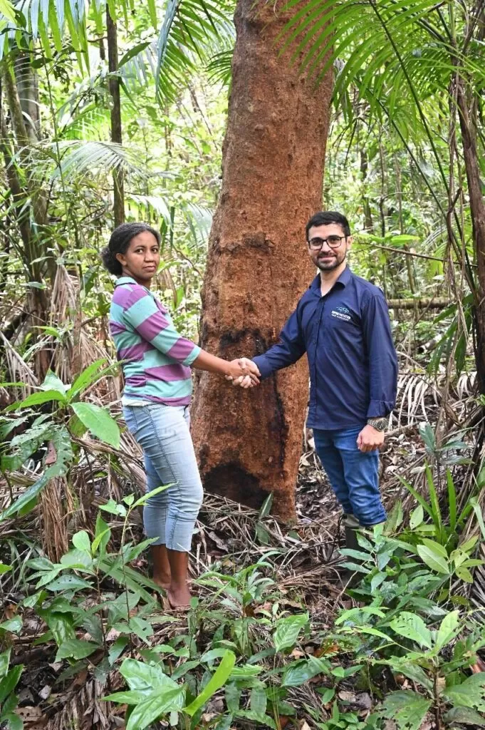A presidente da Associação Comunitária do povoado de Segurado, Silvanira dos Santos Araújo, defende a urgência na criação da Reserva. Na foto, ela com o coordenador de ESG da Shipping Protection Paulo Renato Lemos