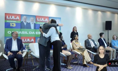Senadora maranhense abraçada a Lula durante encontro de evangélicos em SP…