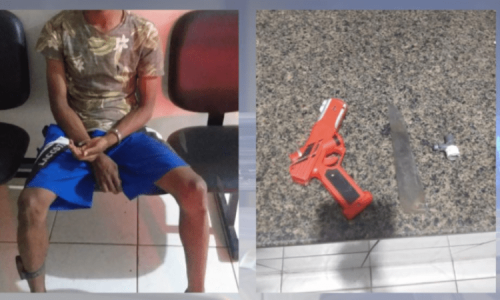 Após abordagem e revista pessoal, foram encontrados com ele uma trouxa de maconha, uma faca e um simulacro de arma de fogo.