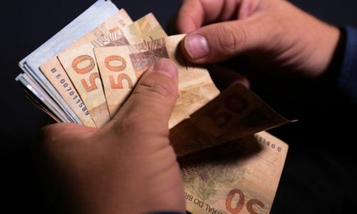 Programa Desenrola busca tirar 70 milhões de brasileiros do endividamento.