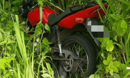 Motocicleta Honda Titan Fan 125, cor vermelha, recuperada pela Polícia Militar após ser roubada no bairro São Francisco