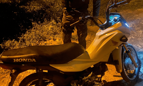 A Polícia Militar recupera motocicleta roubada escondida em matagal no bairro Teso Duro, Caxias.